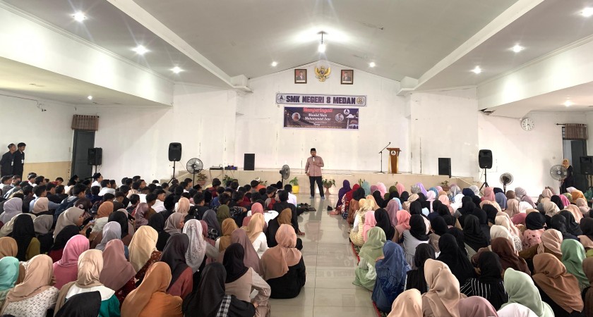 MEMPERINGATI MAULID NABI MUHAMMAD SAW